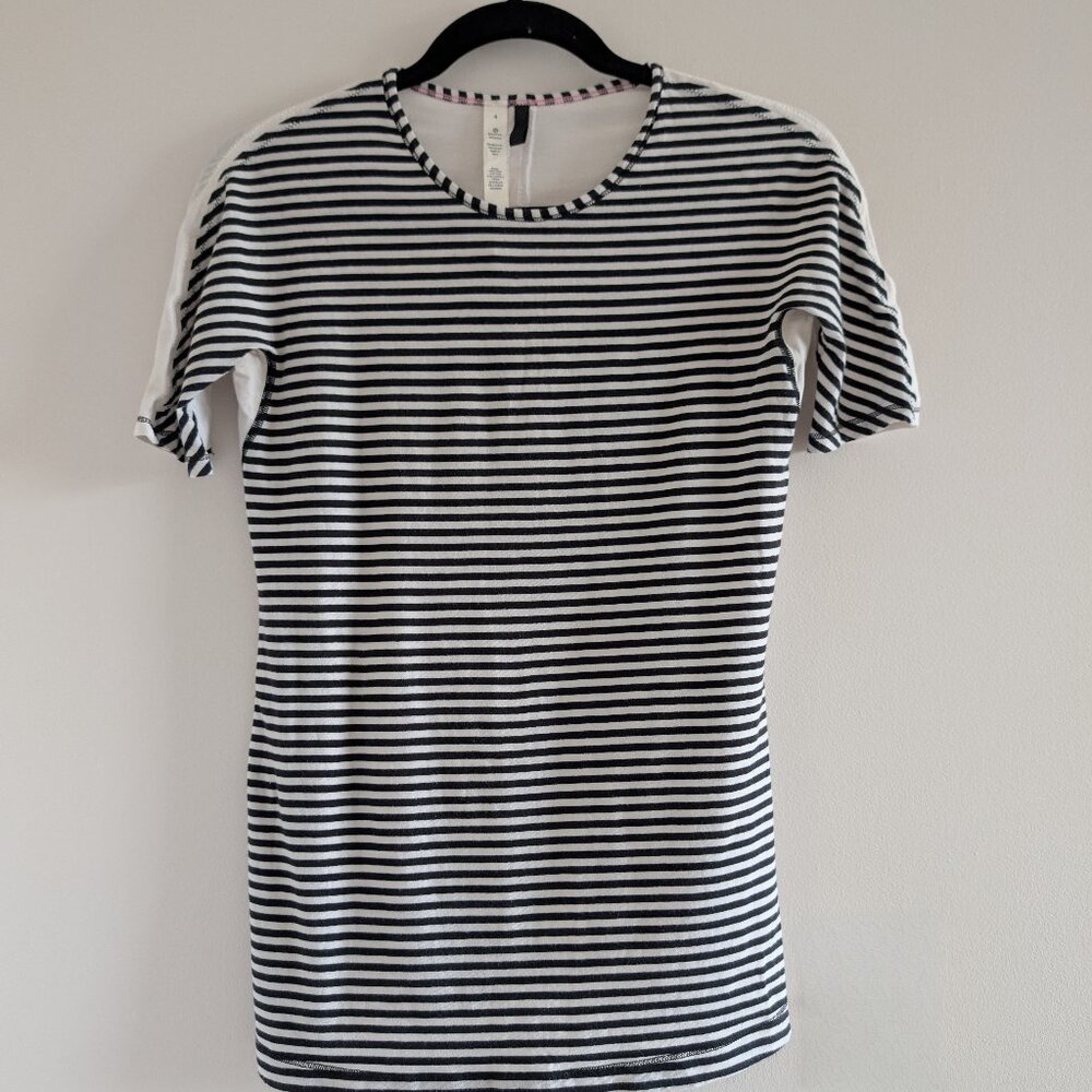 3/$30 Lululemon stretch Tee
